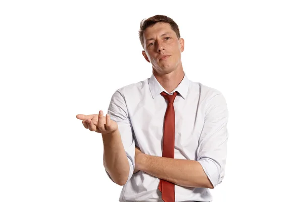 Hombre joven con una camisa blanca clásica y corbata roja posando aislado sobre fondo blanco . — Foto de Stock