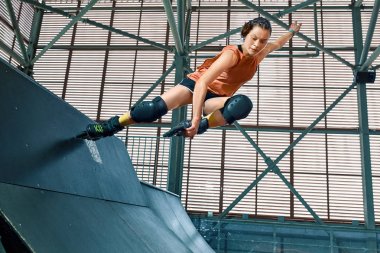 Rollerblader büyük hava rampası hile performans yüksek atlamak. Kapalı paten parkı ekipmanları.