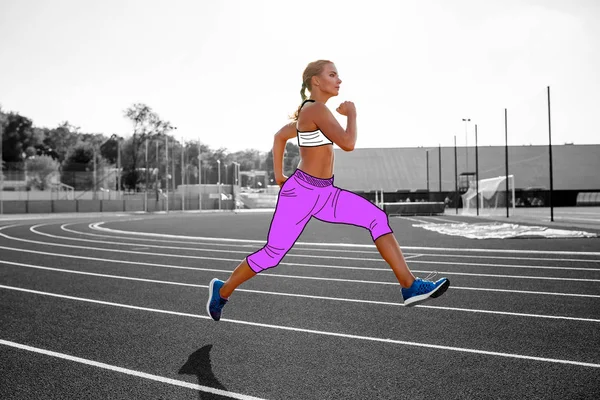Mujer atleta en una ropa deportiva de dibujos animados está corriendo por la pista de un estadio profesional . — Foto de Stock