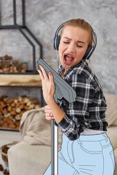 Junge Frau mit Kopfhörer singt im Staubsauger vor Wohnzimmerhintergrund. — Stockfoto