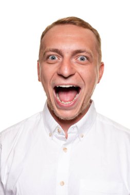 Beyaz gömlekli yakışıklı genç sarışın adam, beyaz bir arka plan üzerinde izole