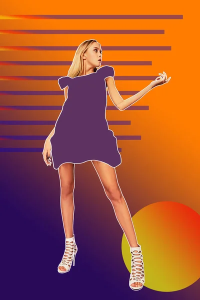 Повнометражний студійний знімок розкішної блондинки-жінки в мультиплікаційній міні-сукні, що позує на барвистому фоні . — стокове фото