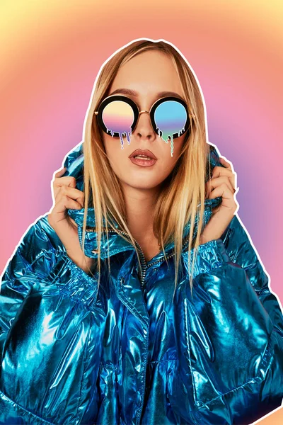 Retrato de moda de cerca de una hermosa mujer con una chaqueta cálida y brillante y gafas de dibujos animados . — Foto de Stock