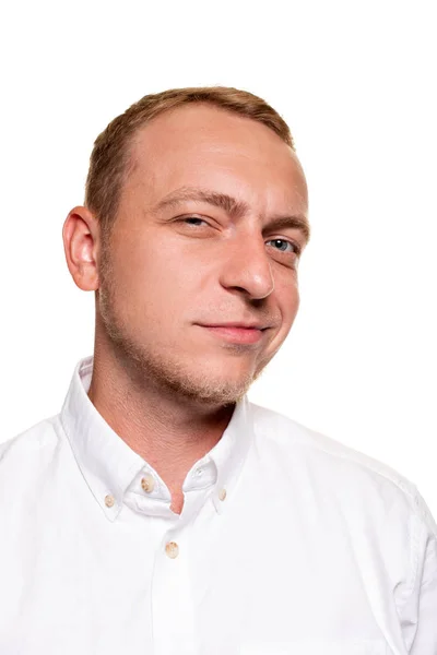 Bonito jovem loiro de camisa branca, isolado em um fundo branco — Fotografia de Stock