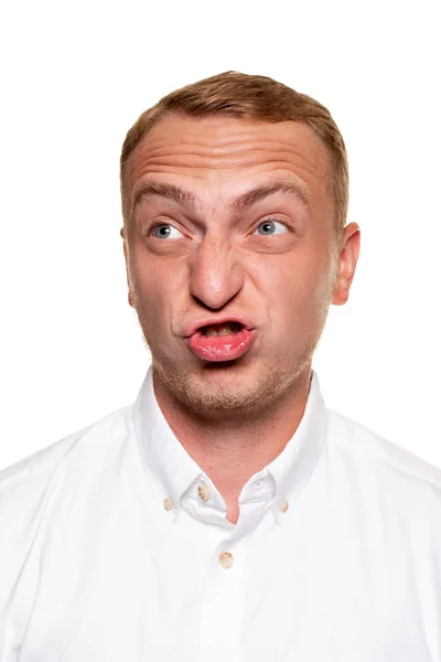 Bonito jovem loiro de camisa branca, isolado em um fundo branco — Fotografia de Stock