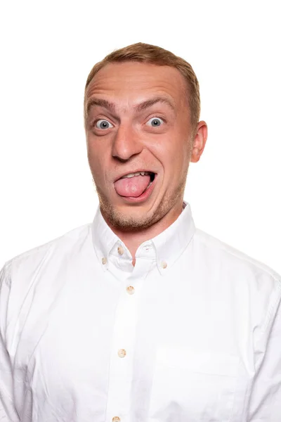 Schöner junger blonder Mann in weißem Hemd, isoliert auf weißem Hintergrund — Stockfoto