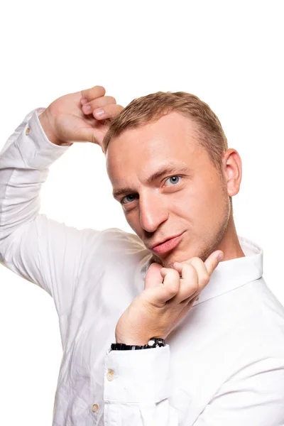 Snygg ung blond man i en vit skjorta, isolerad på en vit bakgrund — Stockfoto
