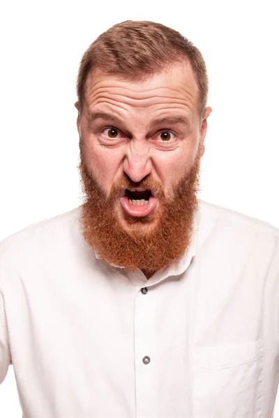 Portrait d'un jeune homme roux, potelé, vêtu d'une chemise blanche faisant des grimaces à la caméra, isolé sur un fond blanc — Photo