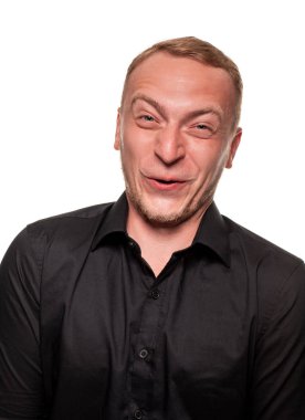 Siyah gömlekyakışıklı genç sarışın adam, beyaz bir arka plan üzerinde izole