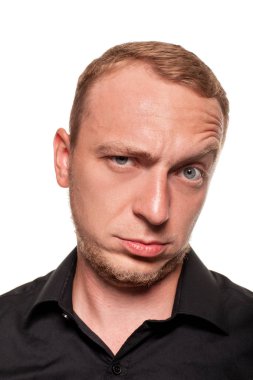 Siyah gömlekyakışıklı genç sarışın adam, beyaz bir arka plan üzerinde izole