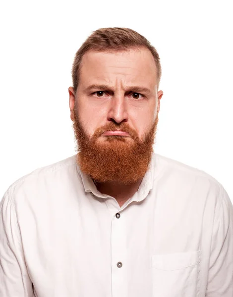 Portrait d'un jeune homme roux, potelé, vêtu d'une chemise blanche faisant des grimaces à la caméra, isolé sur un fond blanc — Photo