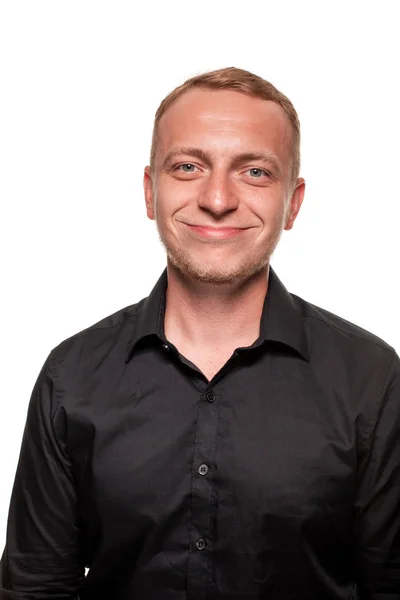 Snygg ung blond man i en svart skjorta, isolerad på en vit bakgrund — Stockfoto