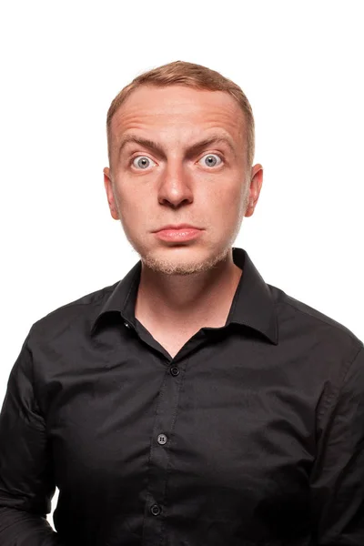 Snygg ung blond man i en svart skjorta, isolerad på en vit bakgrund — Stockfoto
