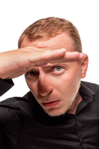 Knappe jonge blonde man in een zwart shirt, geïsoleerd op een witte achtergrond — Stockfoto