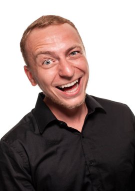 Siyah gömlekyakışıklı genç sarışın adam, beyaz bir arka plan üzerinde izole