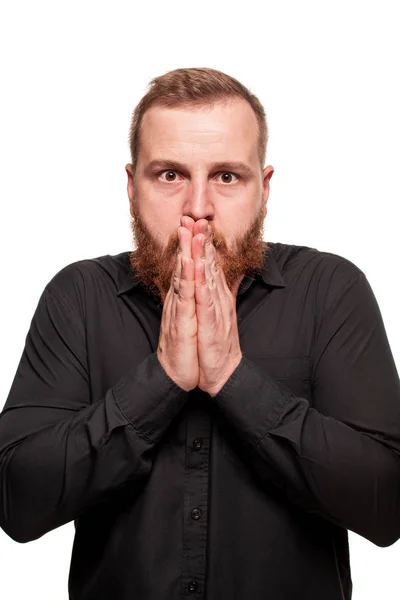 Porträt eines jungen, pausbäckigen, rothaarigen Mannes in schwarzem Hemd, der vor der Kamera Gesichter macht, isoliert auf weißem Hintergrund — Stockfoto