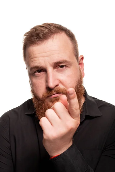 Portrait d'un jeune homme roux, potelé, vêtu d'une chemise noire faisant des grimaces à la caméra, isolé sur fond blanc — Photo