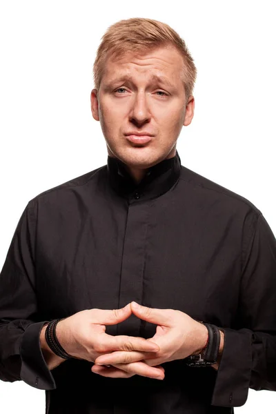 Młody blond człowiek w czarnej koszulce, zegarki i bransoletka robi twarze, izolowane na białym tle — Zdjęcie stockowe