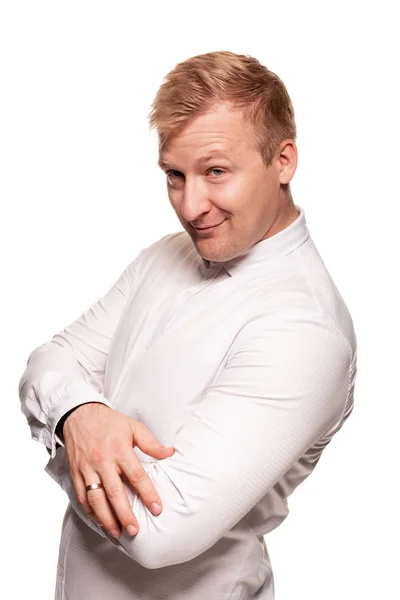 Imposant, jong, blond man in een wit shirt is grimassen terwijl staande geïsoleerd op een witte achtergrond — Stockfoto