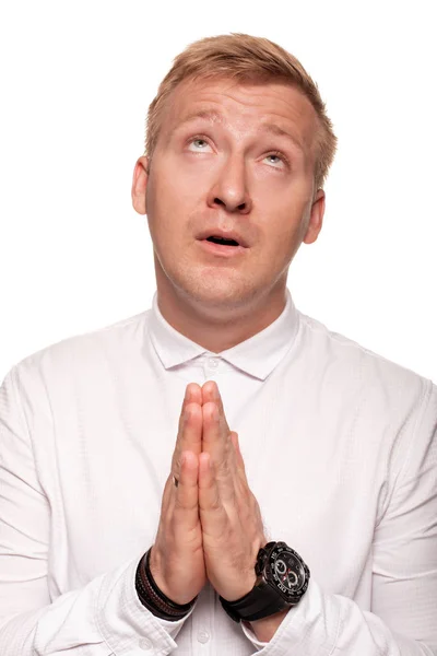 Imposant, jong, blond man in een wit shirt is grimassen terwijl staande geïsoleerd op een witte achtergrond — Stockfoto