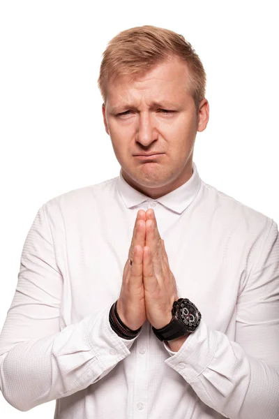 Imposant, jong, blond man in een wit shirt is grimassen terwijl staande geïsoleerd op een witte achtergrond — Stockfoto