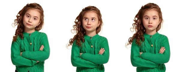 Porträt eines schönen kleinen Mädchens in grünem Strickpullover, das isoliert auf weißem Hintergrund posiert. — Stockfoto