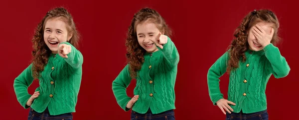 Porträt eines schönen kleinen Mädchens in grünem Strickpullover, das auf rotem Hintergrund posiert. — Stockfoto