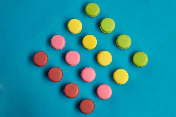 Macaron colorido ou macaroon, doce confeção à base de merengue no fundo azul. Close-up, espaço de cópia. — Fotografia de Stock