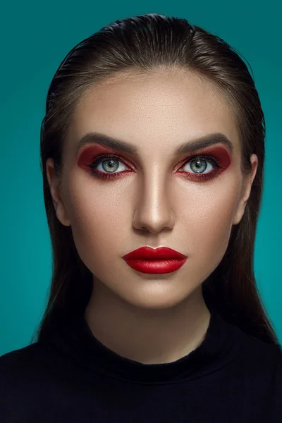 Glamour-Porträt eines schönen Models in Nahaufnahme mit hellem Make-up, das vor grauem Hintergrund posiert. — Stockfoto