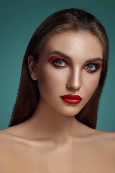 Close-up glamour portret piękny pół-nagi model z jasnym makijażu pozowanie na szarym tle. — Zdjęcie stockowe