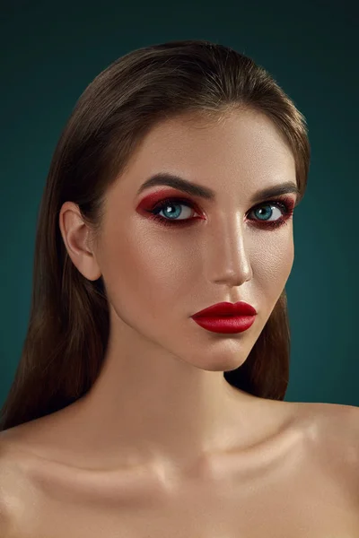 Potret glamor close-up dari model setengah telanjang yang indah dengan pose riasan cerah di atas latar belakang abu-abu. — Stok Foto