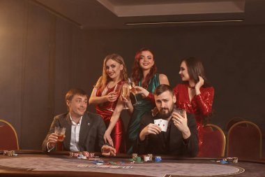 Bir grup zengin genç kumarhanede poker oynuyor..