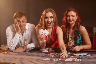 Bir grup zengin genç kumarhanede poker oynuyor..