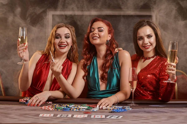 Ομάδα νέων πλούσιων κυριών παίζουν πόκερ σε καζίνο.. — Φωτογραφία Αρχείου