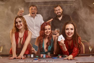 Bir grup zengin genç kumarhanede poker oynuyor..