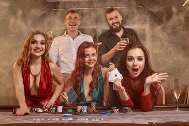 Bir grup zengin genç kumarhanede poker oynuyor..