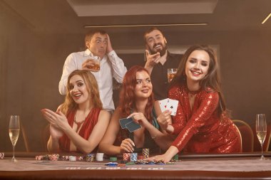 Bir grup zengin genç kumarhanede poker oynuyor..