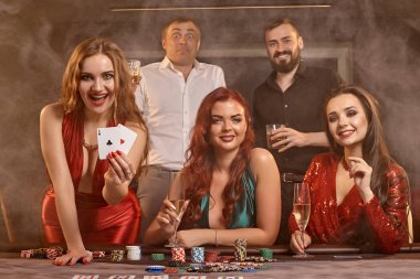 Bir grup zengin genç kumarhanede poker oynuyor..