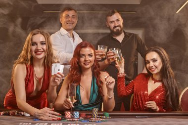Bir grup zengin genç kumarhanede poker oynuyor..