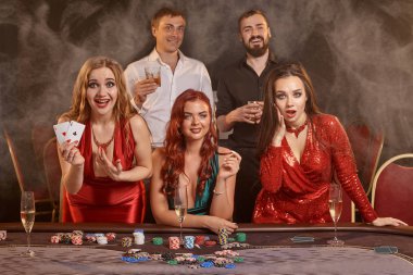 Bir grup zengin genç kumarhanede poker oynuyor..