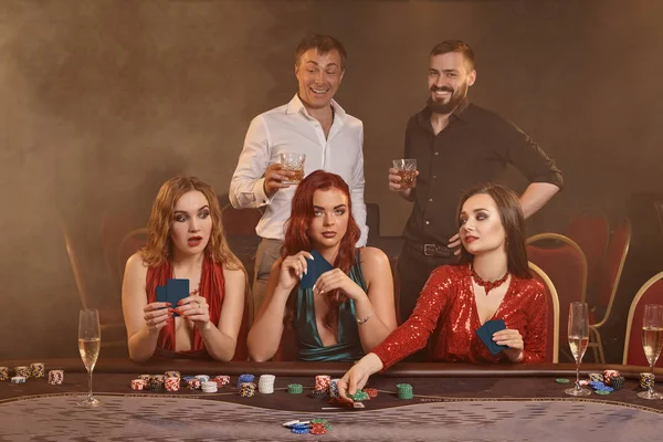 Bir grup zengin genç kumarhanede poker oynuyor.. — Stok fotoğraf