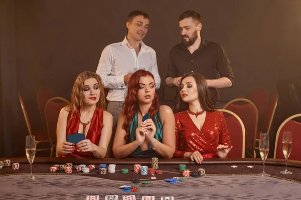 Bir grup zengin genç kumarhanede poker oynuyor.. — Stok fotoğraf