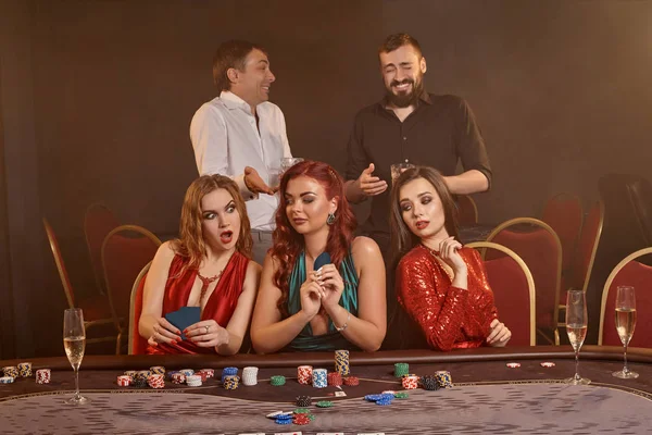 Grupo de jóvenes amigos ricos están jugando al póquer en un casino . — Foto de Stock