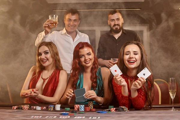 Bir grup zengin genç kumarhanede poker oynuyor.. — Stok fotoğraf