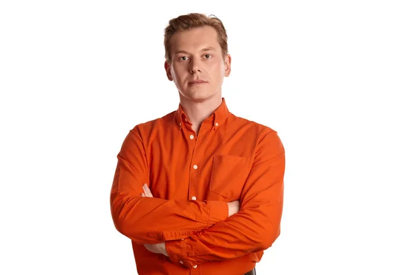 Närbild Porträtt Ung Snygg Ingefära Man Snygg Orange Skjorta Tittar — Stockfoto