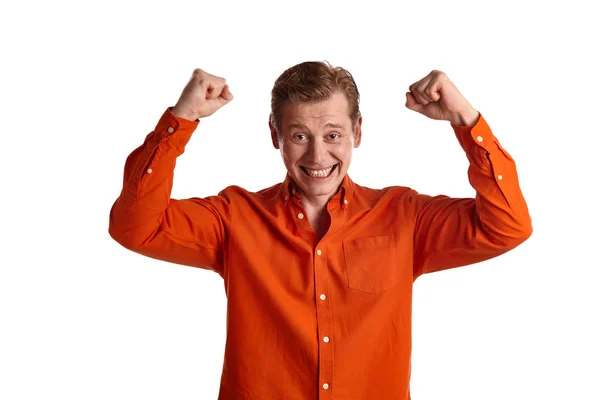 Närbild Porträtt Ung Upphetsad Ingefära Man Snygg Orange Skjorta Agerar — Stockfoto
