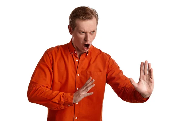 Retrato Close Jovem Pesão Gengibre Uma Camisa Laranja Elegante Agindo — Fotografia de Stock