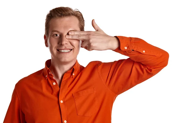 Retrato Cerca Joven Encantador Jengibre Con Una Elegante Camisa Naranja —  Fotos de Stock