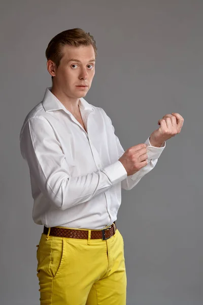 Retrato Cerca Joven Jengibre Guapo Con Una Elegante Camisa Blanca —  Fotos de Stock