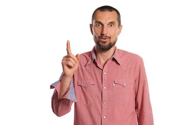 Hombre de mediana edad con barba, bigote y corte de pelo corto posando aislado sobre fondo blanco. Concepto de emociones sinceras . — Foto de Stock